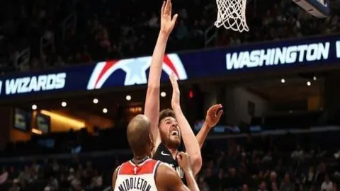 “曼联教练生涯中的阿莫林：网络视角下的多变人生”